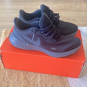 Nike women’s revolution 5